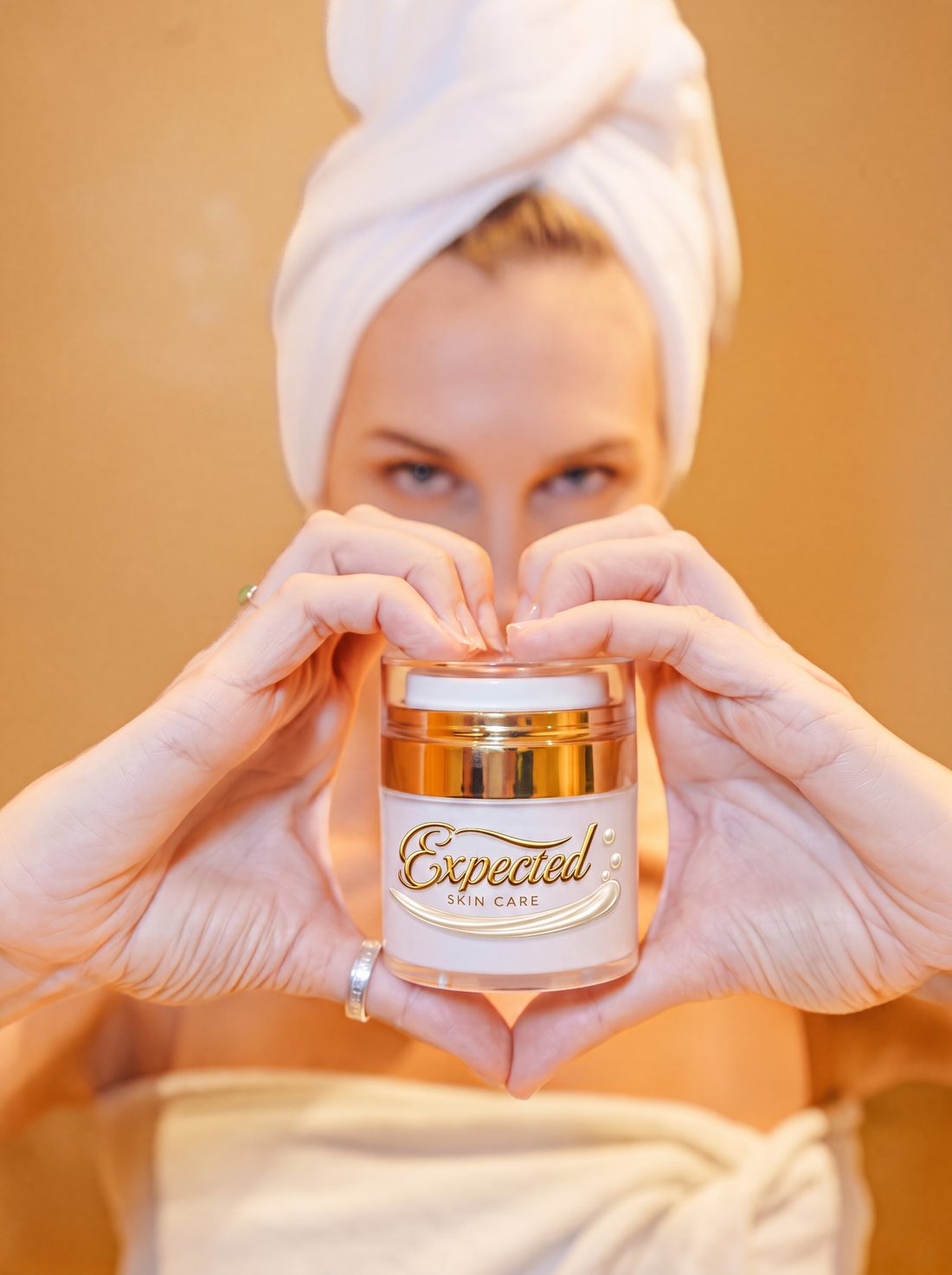 Mulher segurando o creme Expected Revitalizing Cream
