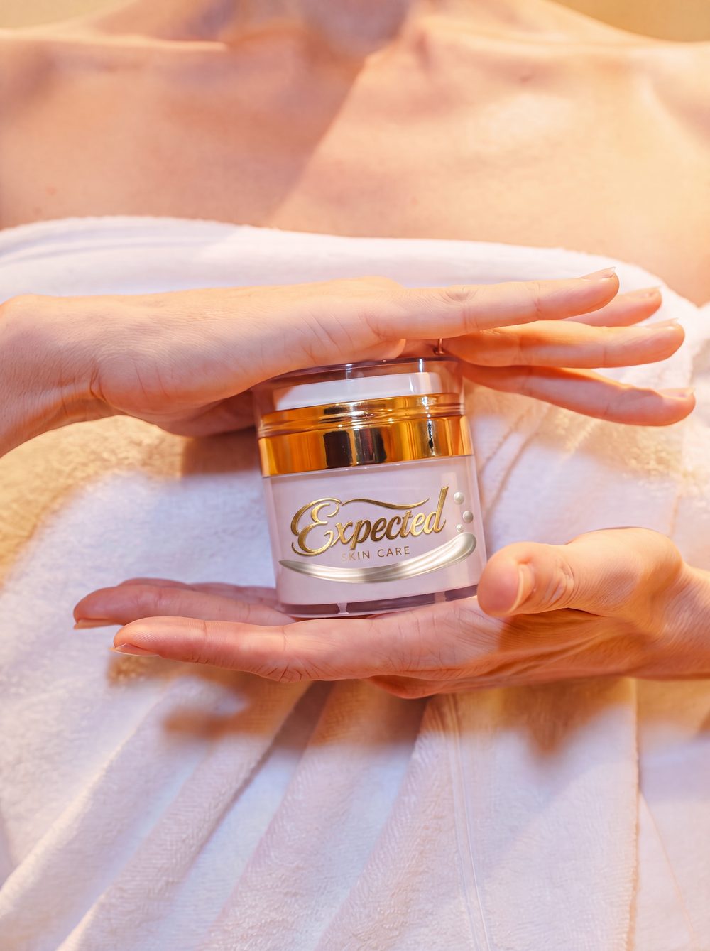Creme Expected Revitalizing Cream sobre toalhas